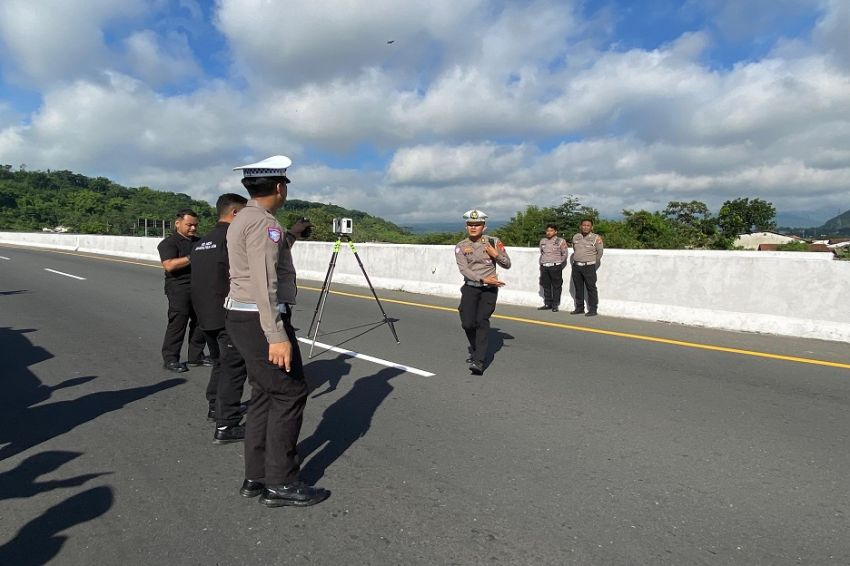 Olah TKP Kecelakaan Maut Bus SMP IT Darul Quran, Jalan Tol Pandaan Malang Ditutup