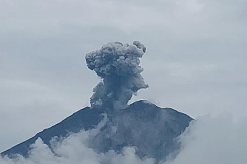 Gunung Semeru Erupsi Semburkan Material Vulkanik 1,2 Km, Status Waspada!