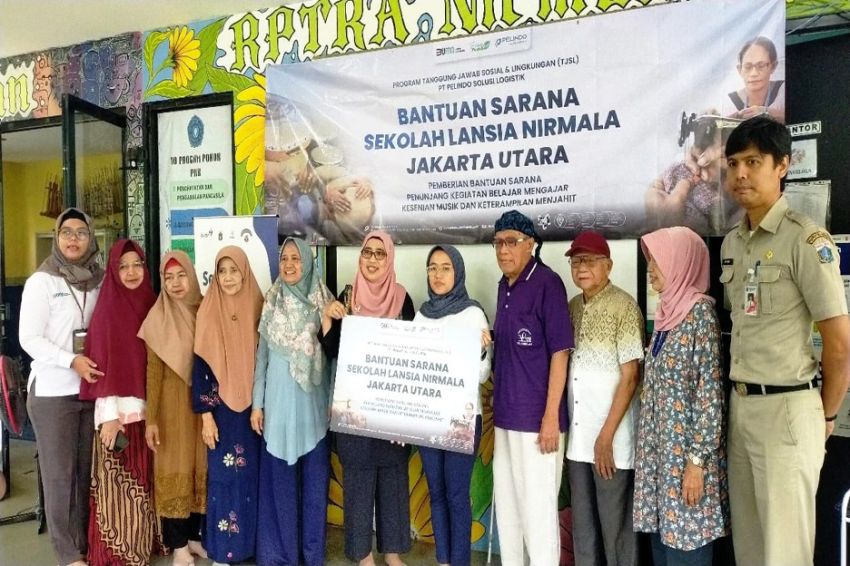 Sekolah Lansia Nirmala di Jakut Terima Bantuan Pendidikan